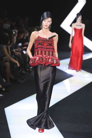 Die Modenschau von Giorgio Armani. In Paris präsentieren bekannte Designer die neuste Mode für das Frühjahr und den Sommer 2013.