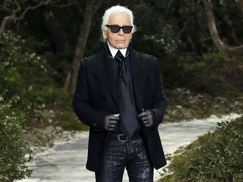 Die Modenschau von Chanel Star-Designer Karl Lagerfeld. In Paris präsentieren bekannte Designer die neuste Mode für das Frühjahr und den Sommer 2013.