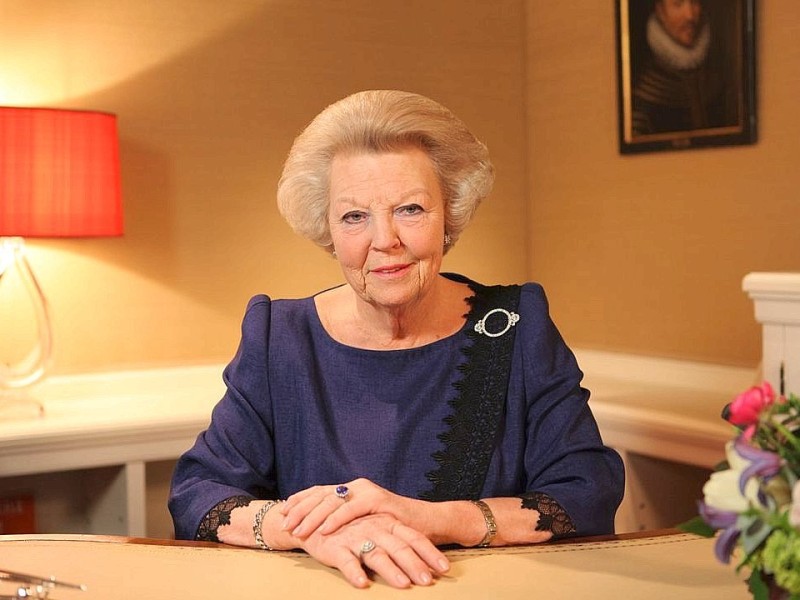Wenn eine Königin ihr Amt verlässt, ist das schon eine Fernsehansprache wert. Königin Beatrix der Niederlande kündigt am 28. Januar an, dass sie ihren Thron räumen wird...