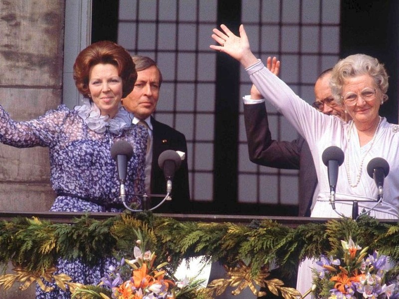 ...Rückblick: Am 30. April 1980 wird Beatrix zur Königin gekürt. Das Foto zeigt sie mit ihrer Mutter Königin Juliana und, im Hintergrund, Ehemann Prinz Claus...