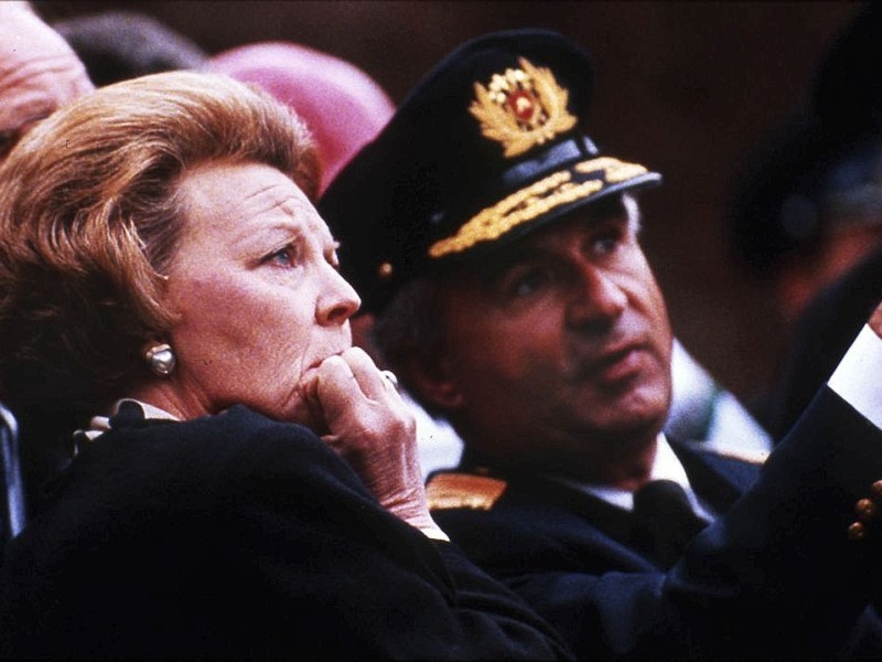 ...Dramatische Stunden: Beatrix inspiziert die Unglücksstelle nach dem Absturz eines Frachtflugzeugs in Amsterdam am 5. Oktober 1992...