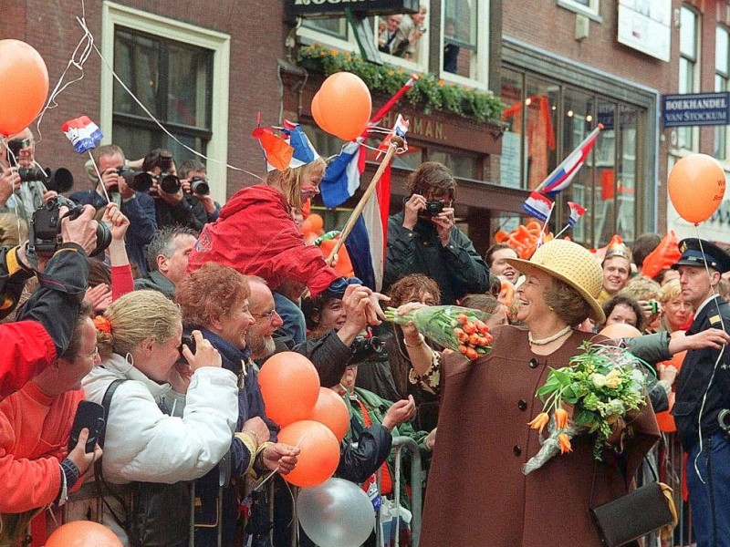 ...Wo immer Beatrix öffentlich auftritt, sind schon andere Leute da. Wie etwas am 29. April 2000 im niederländischen Leiden...