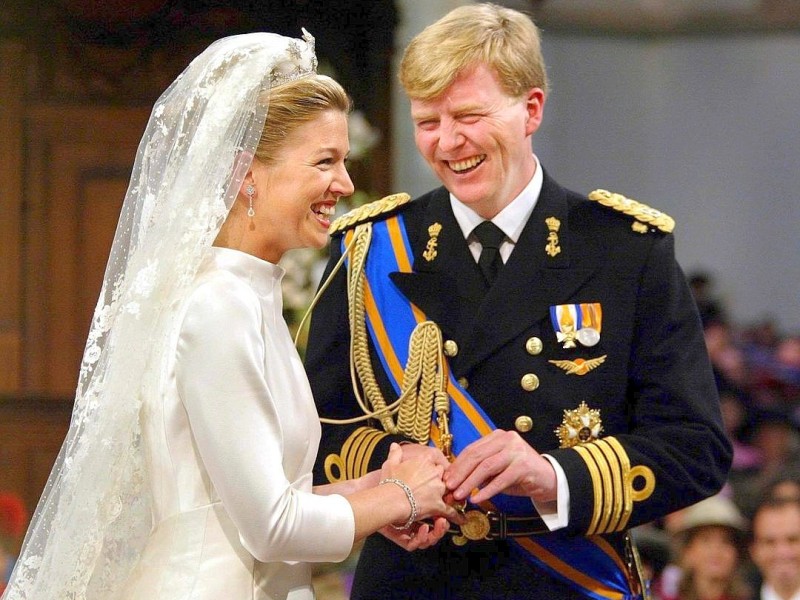 ...Wer König werden will, sollte verheiratet sein; bei Bundespräsidenten ist das womöglich anders, aber im Falle von Kronprinz Willem-Alexander war eine weibliche Begleitung bei Hofe sehr erwünscht. Der passende name der Dame: Maxima...