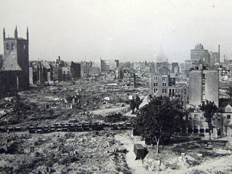 zerstörte Kampstraße — links die Petrikirche, hinten rechts das Kellerei-Hochhaus der Union-Brauerei (noch ohne U)