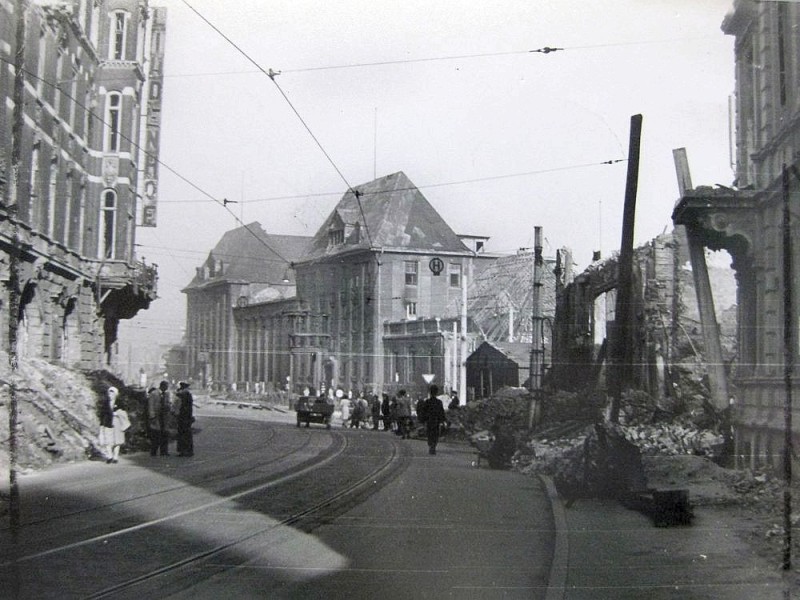 alte Hauptpost am Königswall neben dem Hauptbahnhof — davor zweigt rechts das Burgtor ab. Das Gebäude existiert heute noch.