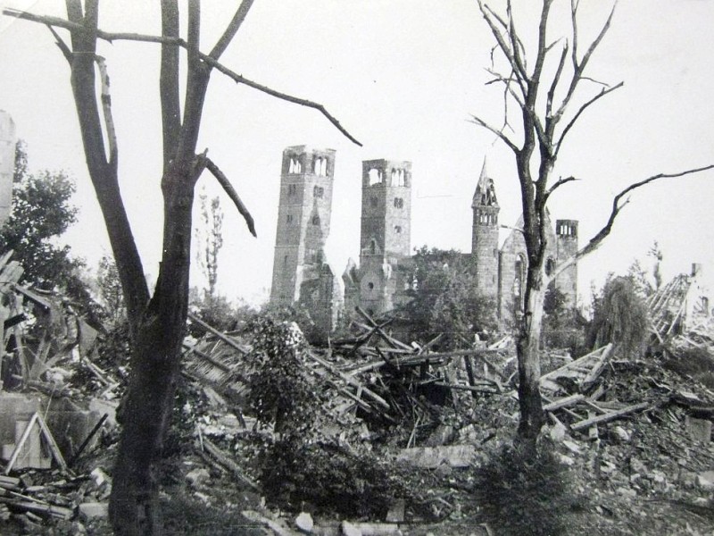 Bonifatius-Kirche an der B1 zwischen Ruhrallee und Märkischer Straße