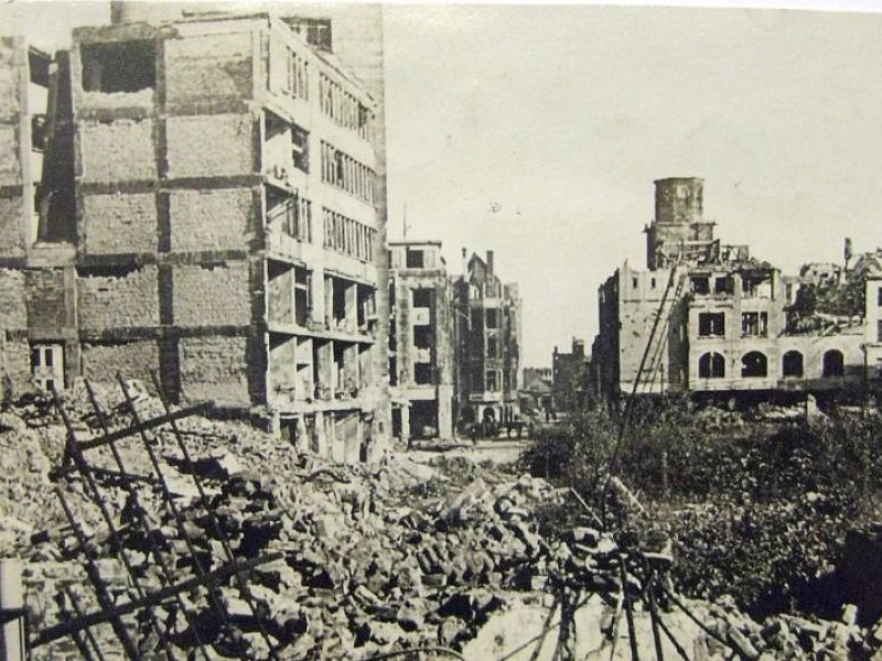 Kampstraße/Ecke Hansastraße? im Hintergrund die Reinoldikirche