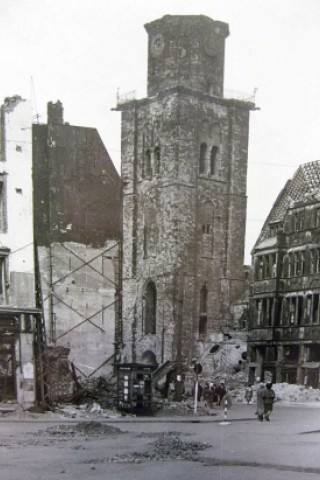 Reinoldikirche vom Hellweg betrachtet — am Fuß des Turms die zerstörte Kuppel