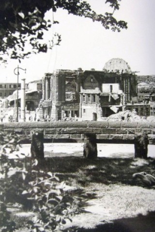 Bastei mit Femlinde (Freistuhl) vor dem zerstörten Hauptbahnhof