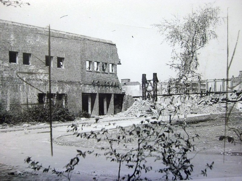 Goldsaal und zerstörte Westfalenhalle: Im Mai 1944 wurde die Halle bei einem Luftangriff zerstört. Tausende russische Kriegsgefangen kamen dabei ums Leben — sie waren in der Halle untergebracht.