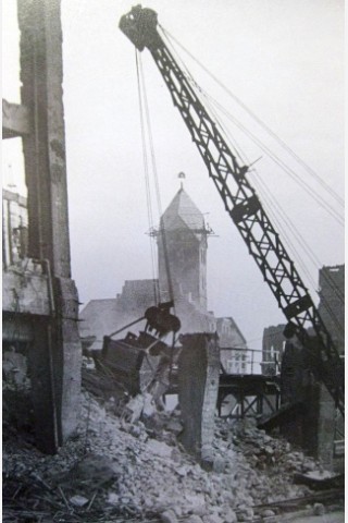 Kran an der Marienkirche (hier schon teils wieder repariert)