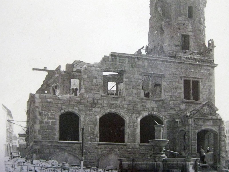 Sparkasse am Alten Markt — links daneben stand das Rathaus. Nachdem 1943 die Sparkasse an der Hansastraße neu gebaut hatte (heute MKK), zog die Bücherei bis zur Zerstörung ins alte Gebäude.