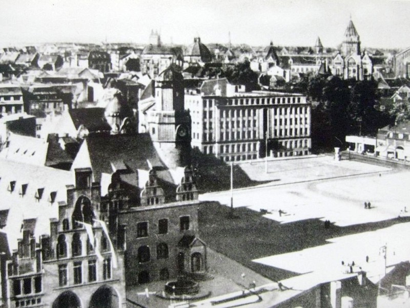 Der Friedensplatz vor den Kriegs-Zerstörungen, mit dem alten Rathaus vorne links — schräg dahinter die Sparkasse. In der Bildmitte im Hintergrund die Kuppel der Synagoge am Theater.