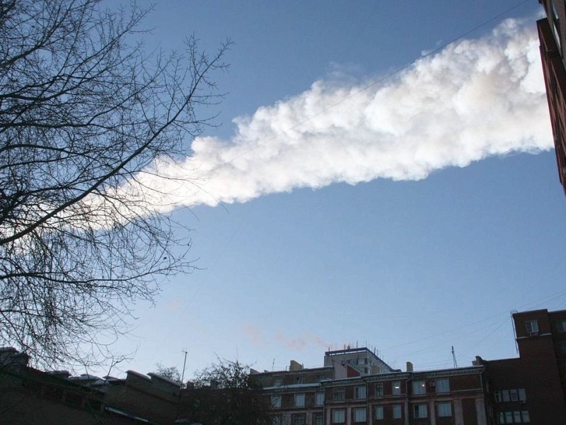 Nach dem Meteoriten-Absturz im russischen Gebiet Tscheljabinsk berichten Augenzeugen von Lichtblitzen, Explosionen und Rauchwolken am Himmel. Die meisten Menschen seien von Scherben zersplitterter Scheiben getroffen worden.