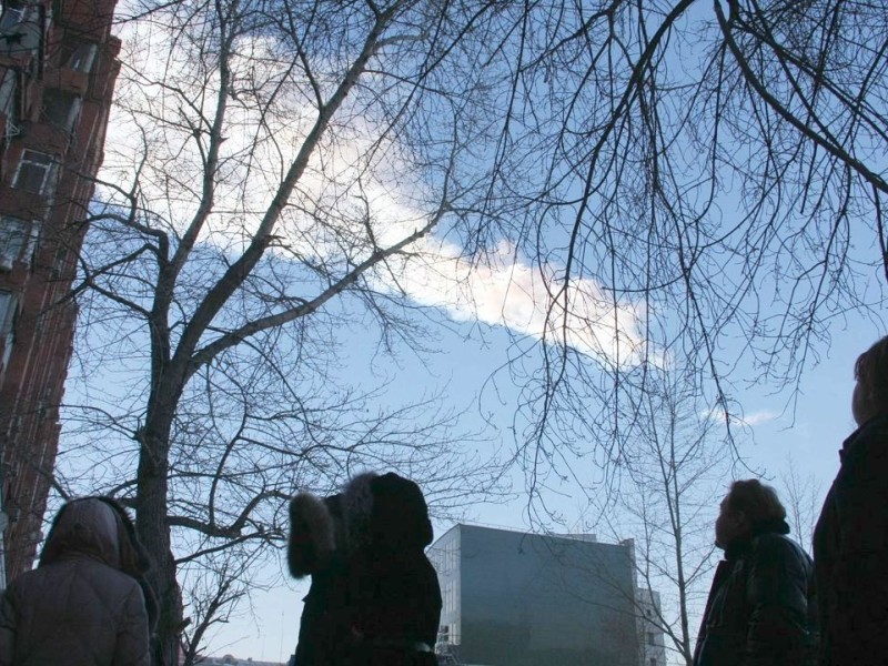 Nach dem Meteoriten-Absturz im russischen Gebiet Tscheljabinsk berichten Augenzeugen von Lichtblitzen, Explosionen und Rauchwolken am Himmel. Die meisten Menschen seien von Scherben zersplitterter Scheiben getroffen worden.
