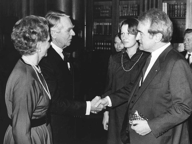 Ein Foto aus dem Jahr 1983. Hier feiert Beitz seinen 70. Geburtstag. Glückwünsche kommen auch vom ehemaligen NRW- Ministerpräsidenten Johannes Rau, in Begleitung von seiner Ehefrau Christina.