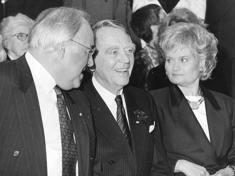Beitz bei seinem Empfang zum 80. Geburtstag in der Villa Hügel mit Alt-Bundeskanzler Helmut Kohl und seiner Frau Hannelore.