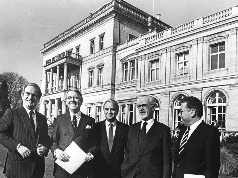 Beitz bei der Gründung der Kulturstiftung Ruhr im Jahr 1984 an der Villa Hügel mit dem damaligen NRW-Ministerpräsidenten Johannes Rau, dem damaligen Stiftungsvorsitzenden Berthold Beitz, dem ehemaligen NRW-Kultusminister Hans Schwier und dem damaligen Folkwang-Museums-Direktor Paul Vogt.