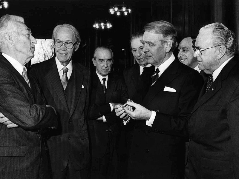Beitz im Jahr 1981 in der Villa Hügel in Essen bei der Verleihung des Preises für Energieforschung der Alfried-Krupp-von-Bohlen-und-Halbach-Stiftung.  Hier ist er im Gespräch mit den Preisträgern. Neben ihm (7.v.l.) steht der damalige  Bundestagspräsident Richard Stücklen.