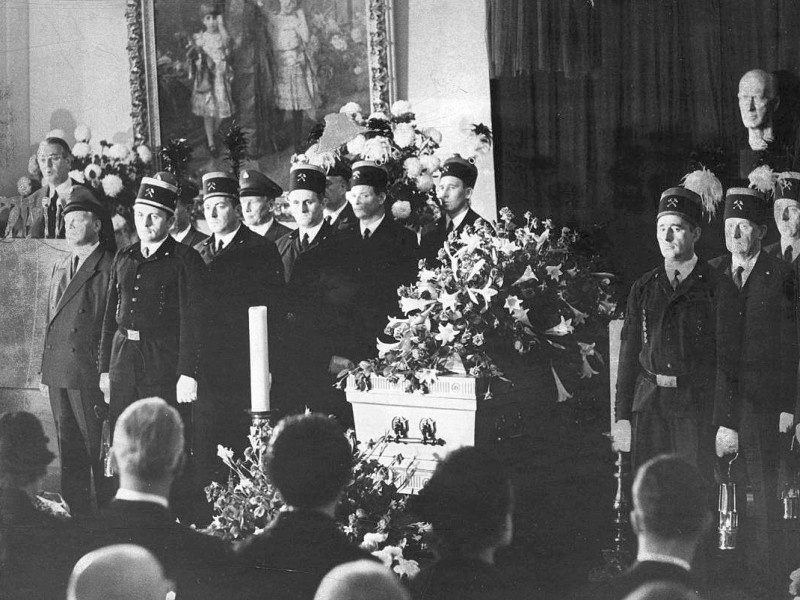 Berthold Beitz (links am Rednerpult), nimmt auf der Trauerfeier in der großen Halle der Villa Hügel in Essen Abschied von Alfried Krupp von Bohlen und Halbach, der am 30.07.1967 verstorben war.