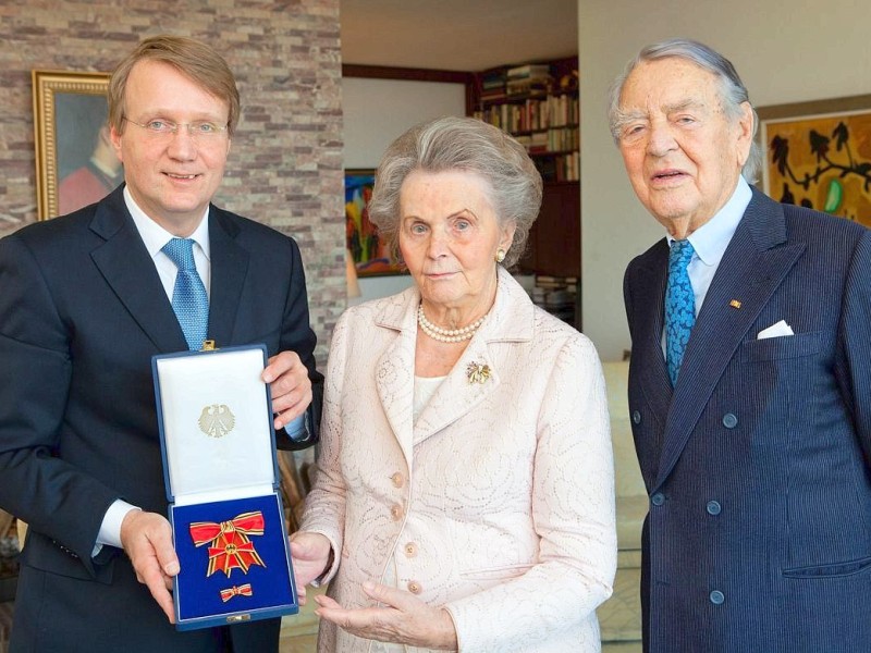 Else Beitz wird im März 2012 durch Ronald Pofalla mit dem großen Verdienstkreuz ausgezeichnet.
