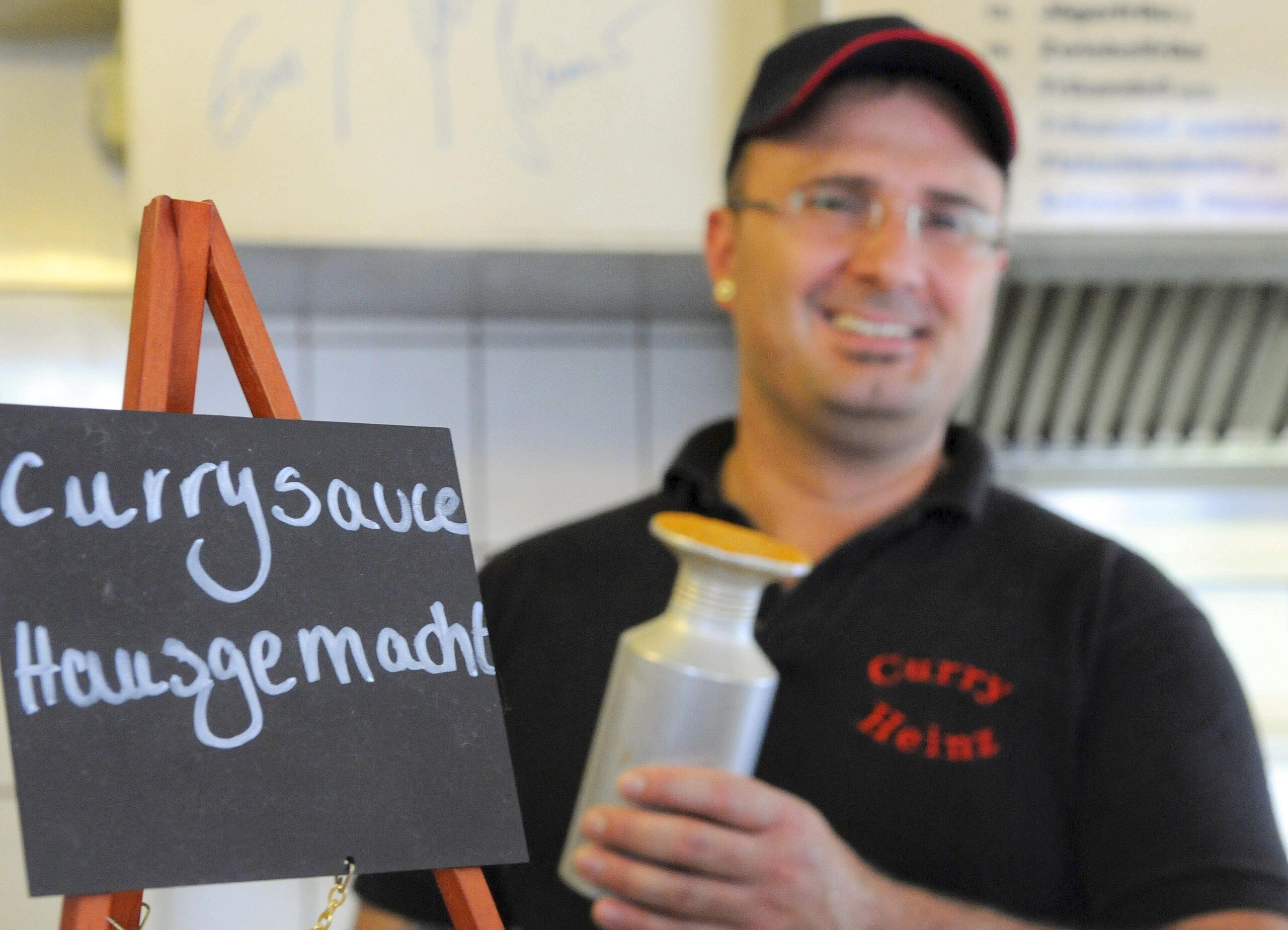 Carsten Heinz Richter in der Pommesbude Curry Heinz in Ge.