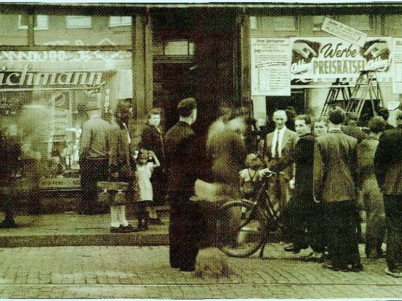 Reger Betrieb vor einem Deichmann-Schuhgeschäft Ende der 40er Jahre. Foto: Deichmann