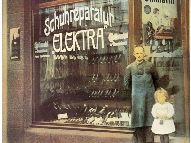 Firmengründer Heinrich Deichmann mit Tochter Ellen vor dem ersten Laden – der Schuhmacherwerkstatt (1921). Foto: Deichmann