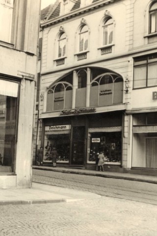 Das Schuhgeschäft am Borbecker Markt. Eine Aufnahme aus den 50er Jahren. Foto: Deichmann