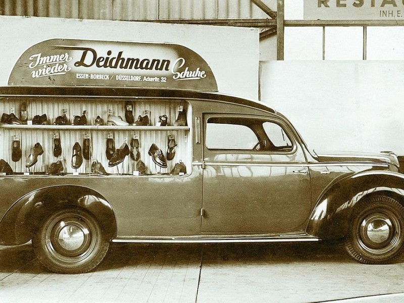 Ein Lieferwagen des Unternehmens Deichmann vom Anfang der 50er Jahre, der auch als fahrbares Schaufenster diente. Foto: Deichmann
