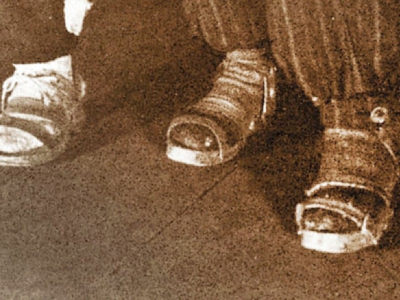 Das undatierte Foto aus dem Deichmann-Archiv zeigt Sandalen aus Pappelholz mit Fallschirmgurten. Foto: Deichmann