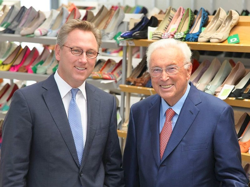Heinrich Deichmann (links) und sein Vater Heinz-Horst Deichmann in einem Geschäft des Unternehmens in Essen. Foto: dpa