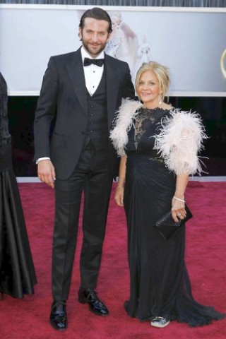 Bradley Cooper ging mit seiner Mutter über den Teppich
