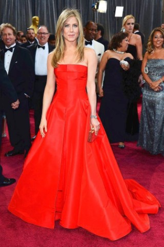 Neben schwarzen Kleidern war auch Rot angesagt, wie Jennifer Aniston, ...