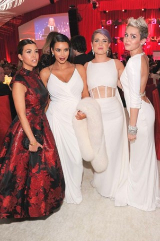 Dort durften auch TV-Persönlichkeiten wie Kourtney Kardashian, Kim Kardashian and Kelly Osbourne und  Miley zeigen, dass sie im Kleid eine gute Figur machen.