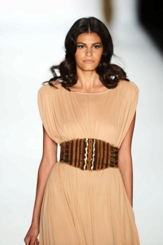 ... Alisar Ailabouni, Gewinnerin von GNTM 2010, muss man sich nicht sorgen: Ob bei der Berlin Fashion Week 2012...