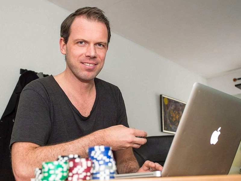 Der neue Millionär feiert: Sebastian Langrock wollte immer viel Geld in einem großen Turnier gewinnen, dennn der 36-Jährige ist Profi-Pokerspieler. Auch in seiner Münchener WG steht das Spielen - um das Wegbringen des Mülls oder um die Geld beim Online-Poker - im Mittelpunkt.