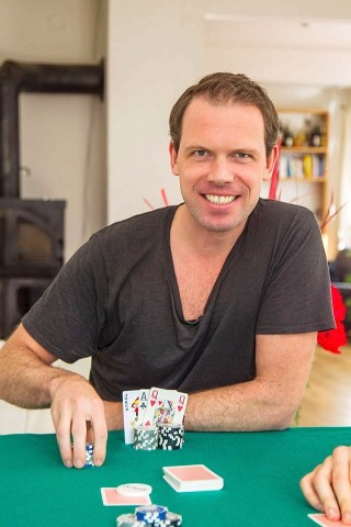 Der neue Millionär feiert: Sebastian Langrock wollte immer viel Geld in einem großen Turnier gewinnen, dennn der 36-Jährige ist Profi-Pokerspieler. Auch in seiner Münchener WG steht das Spielen - um das Wegbringen des Mülls oder um die Geld beim Online-Poker - im Mittelpunkt.