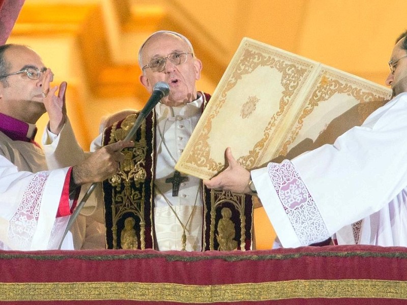 Der Argentinier Jorge Mario Bergoglio ist zum neuen Papst gewählt worden. Der 76 Jahre alte Erzbischof von Buenos Aires trägt nun den Namen  Franziskus.
