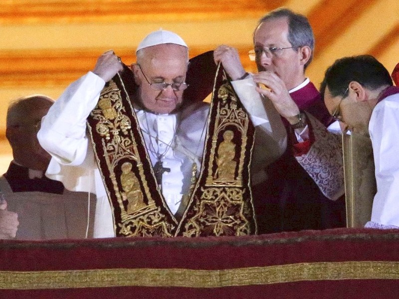 Der Argentinier Jorge Mario Bergoglio ist zum neuen Papst gewählt worden. Der 76 Jahre alte Erzbischof von Buenos Aires trägt nun den Namen  Franziskus.