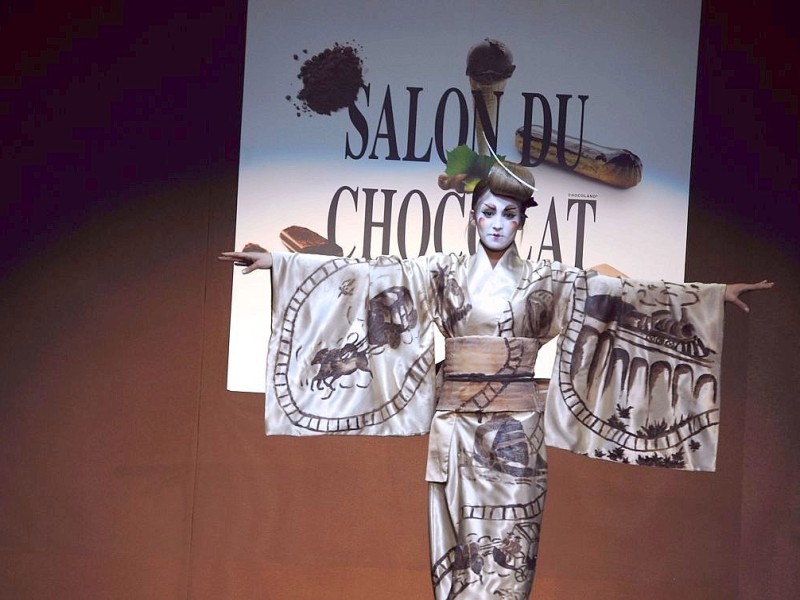 Mode zum Anknabbern wird bei der Schokoladenmesse „Salon du Chocolat“ im französischen Bordeaux präsentiert.