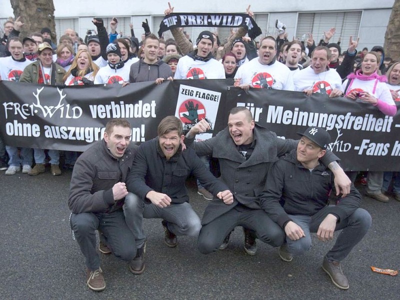 Die Band Frei.Wild hat sich am Donnerstag vor der Verleihung des Musikpreises Echo mit Fans zu einer Demonstration getroffen. Auf Plakaten wehrten sie sich gegen den Vorwurf der Nähe zu rechtem Gedankengut.