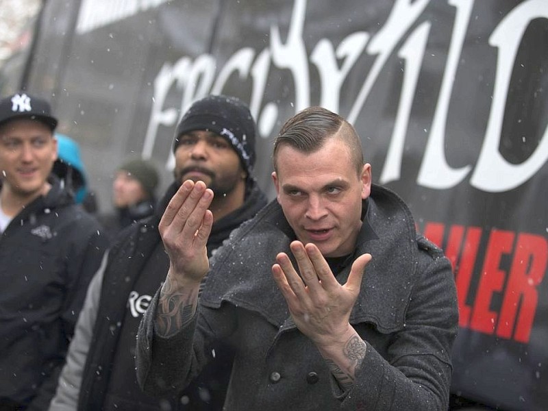 Die Band Frei.Wild hat sich am Donnerstag vor der Verleihung des Musikpreises Echo mit Fans zu einer Demonstration getroffen. Auf Plakaten wehrten sie sich gegen den Vorwurf der Nähe zu rechtem Gedankengut.