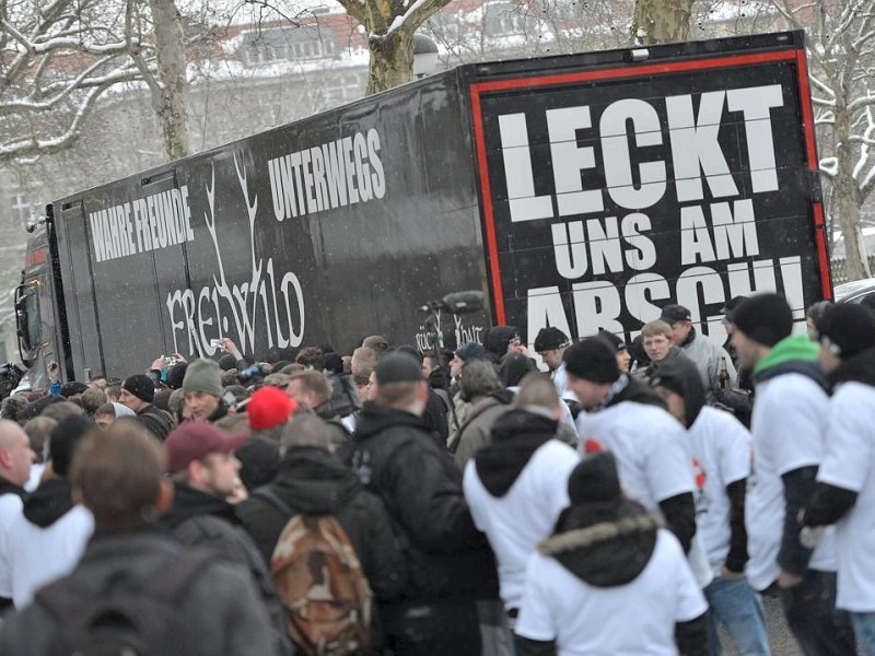 Die Band Frei.Wild hat sich am Donnerstag vor der Verleihung des Musikpreises Echo mit Fans zu einer Demonstration getroffen. Auf Plakaten wehrten sie sich gegen den Vorwurf der Nähe zu rechtem Gedankengut.