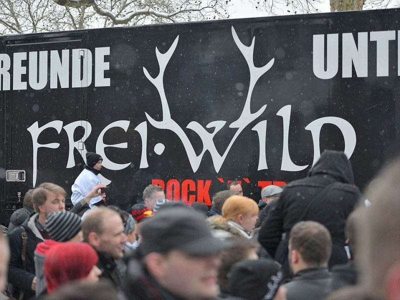 Die Band Frei.Wild hat sich am Donnerstag vor der Verleihung des Musikpreises Echo mit Fans zu einer Demonstration getroffen. Auf Plakaten wehrten sie sich gegen den Vorwurf der Nähe zu rechtem Gedankengut.