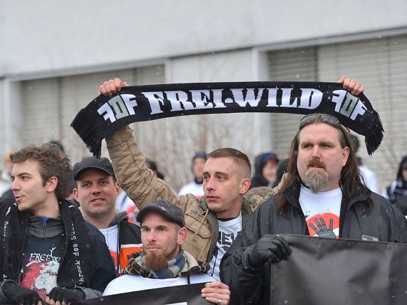 Die Band Frei.Wild hat sich am Donnerstag vor der Verleihung des Musikpreises Echo mit Fans zu einer Demonstration getroffen. Auf Plakaten wehrten sie sich gegen den Vorwurf der Nähe zu rechtem Gedankengut.