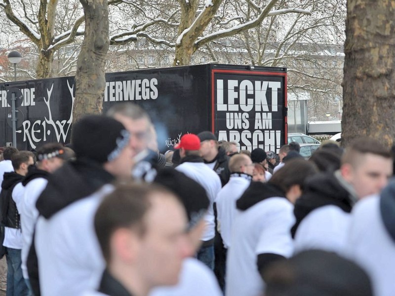 Die Band Frei.Wild hat sich am Donnerstag vor der Verleihung des Musikpreises Echo mit Fans zu einer Demonstration getroffen. Auf Plakaten wehrten sie sich gegen den Vorwurf der Nähe zu rechtem Gedankengut.