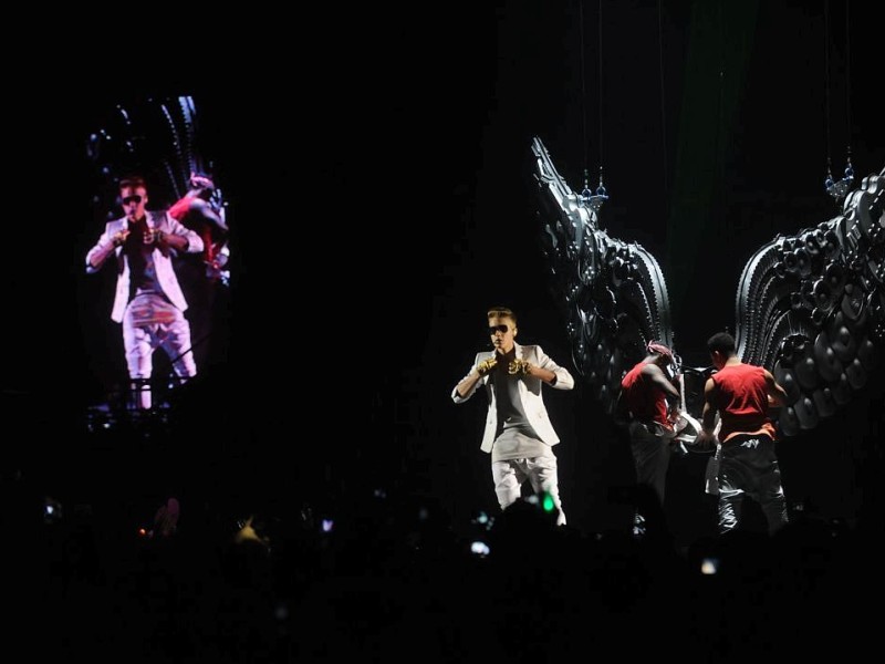 Justin Bieber in der Dortmunder Westfalenhalle. Nach mehr als 3 Stunden Verspätung kamm der Teenieschwarm auf die Bühne.Foto:Ralf Rottmann / WAZ FotoPool