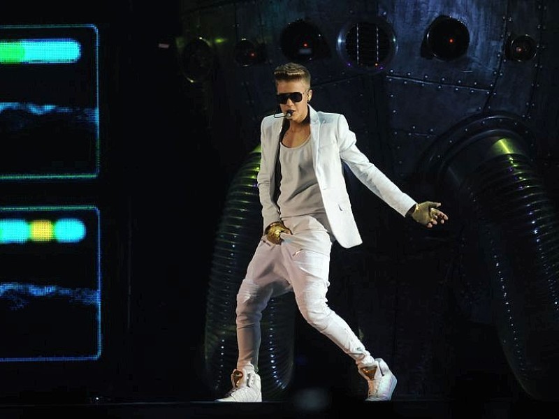 Justin Bieber in der Dortmunder Westfalenhalle. Nach mehr als 3 Stunden Verspätung kamm der Teenieschwarm auf die Bühne.Foto:Ralf Rottmann / WAZ FotoPool
