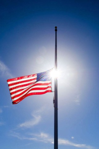 Die amerikanische Flagge auf Halbmast gesetzt.